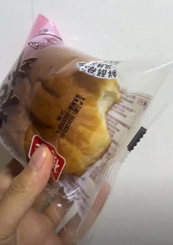 信通配资 未拆封面包有“咬过的豁口”？桃李面包回应：不可能