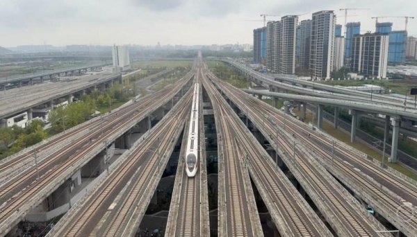 招财猫配资 高铁从脚下出站，杭州西站一酒店“铁景房”火了：不影响住客休息